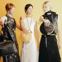 Di bawah arahan Creative Director Stuart Vevers, koleksi ini menjadi babak baru eksplorasi gaya Amerika yang segar, tegas, namun tetap menghadirkan sisi clean dan natural yang mencerminkan bagaimana generasi kini mendefinisikan ulang gaya personal mereka. [Dok/Kanmo Group Fashion].