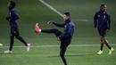 Pemain Juventus, Cristiano Ronaldo, melakukan pemanasan saat latihan di Stadion Allianz, Turin, Senin (26/11). Latihan ini persiapan jelang laga Liga Champions melawan Valencia. (AFP/Marco Bertorello)