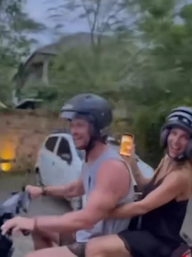 Chris Hemsworth Tertib Pakai Helm