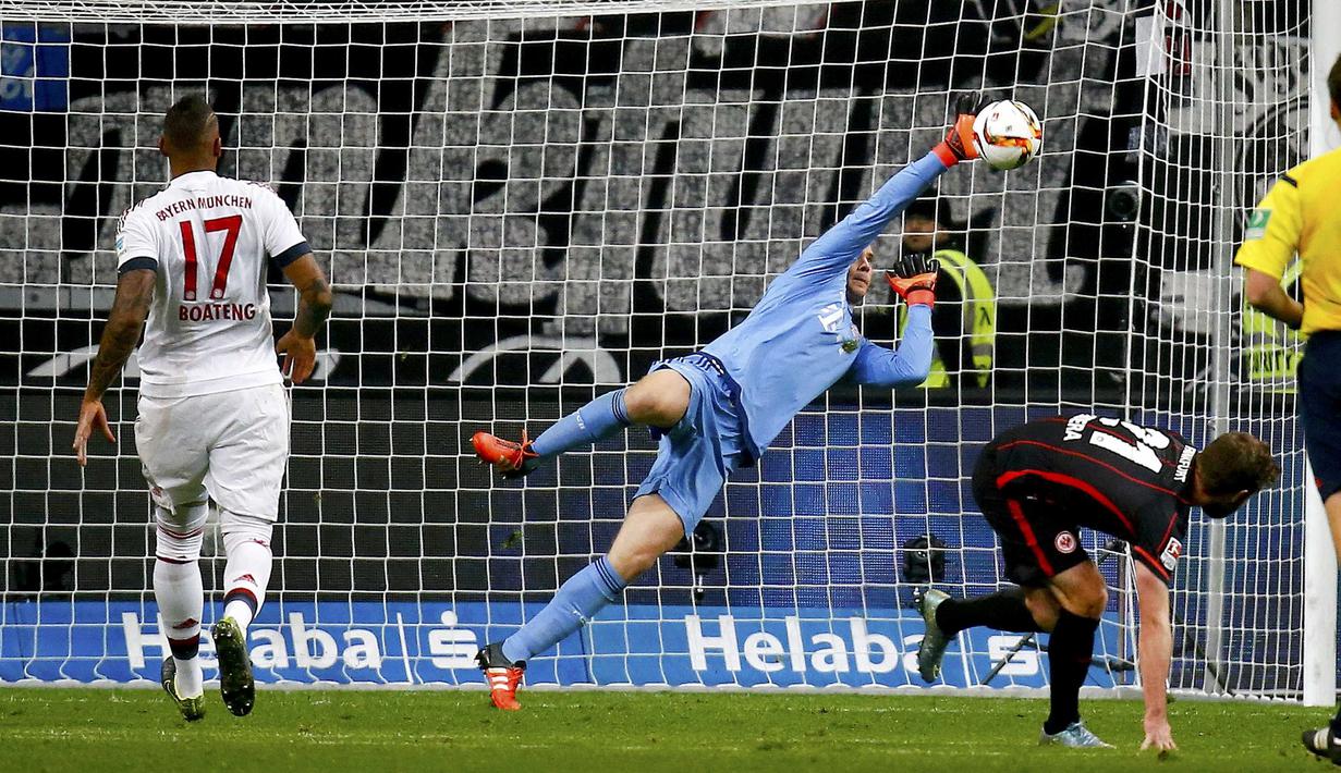 Kiper Bayern Munichen Manuel Neuer mengamankan gawang dari tendangan pemain Eintracht Frankfurt Marc Stendera pada Bundesliga di Commerzbank-Arena, Sabtu (31/10/2015) dini hari WIB, Pertandingan ini berakhir imbang 0-0.(REUTERS/Kai Pfaffenbach)