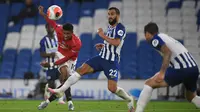 Striker Manchester United, Marcus Rashford, melepaskan tendangan ke arah gawang Brighton pada laga Premier League pekan ke-32 di Stadion Falmer, Rabu (1/7/2020) dini hari WIB. Manchester United menang 3-0 atas Brighton. (AFP/Mike Hewitt/pool)