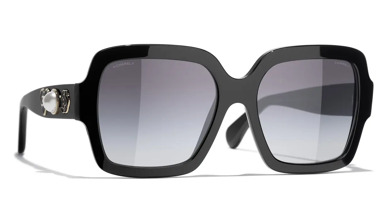 Semua detail ini membuat sunglasses dalam koleksi kali ini adalh aksesori fashion yng sesungguhnya. Botol parfum Chanel No 5 menginspirasi kuil sebagai permainan tanda tangan. Foto: Document/Chanel.