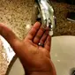 Pengunggah video kemudian menengarai mesin sabun otomatis ini membedakan berdasarkan warna kulit.