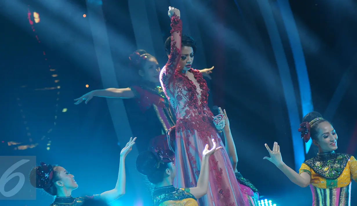 Penampilan memukau Shiha Zikir, finalis asal Malaysia, dalam Grand Final D'Academy Asia 2015 Result Show di Studio 5 Indosiar, Jakarta, Selasa (29/12). (Liputan6.com/Herman Zakharia)