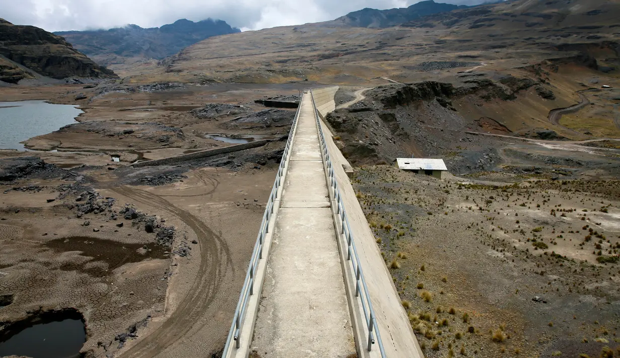Pemandangan Bendungan Ajuan Khota yang kering, di dekat La Paz, Bolivia, (17/11). Ribuan warga sudah kehilangan mata pencarian mereka sebagai nelayan dan petani. (REUTERS/David Mercado)