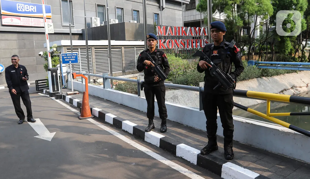 Mereka ditugaskan mengawal jalannya pembacaan putusan Majelis Kehormatan Mahkamah Konstitusi (MKMK). (Liputan6.com/Angga Yuniar)