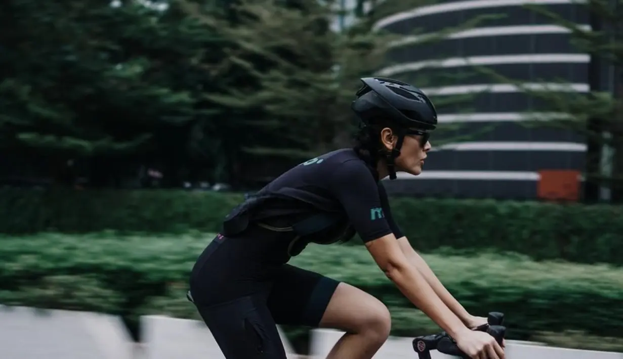 Kali ini, ia kenakan baju sepeda lengkap yang hadirkan sisi maskulin dari dirinya.  [Foto: Instagram/ Sigi Wimala]