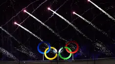Kembang api mewarnai pembukaan Olimpiade Rio 2016 di Stadion Maracana, Rio de Janeiro, (5/8/2016). (AFP/Martin Bernetti)