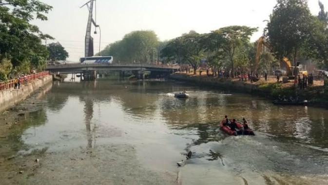 Pasukan gabungan TNI bersama warga Surabaya dalam Karya Bhakti TNI turut bersihkan Sungai Kalimas pada Jumat (20/9/2019). (Foto: Liputan6.com/Dian Kurniawan)