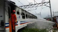 Kereta api terbakar (Liputan6.com/ Moch Harun Syah)