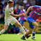Gelandang Nottingham Forest asal Skotlandia #08, Elliot Anderson, melanggar gelandang Crystal Palace asal Inggris #20, Adam Wharton, dalam pertandingan&nbsp;Premier League Inggris antara Crystal Palace dan Nottingham Forest di Selhurst Park, London selatan, pada 24 Agustus 2025. (Ben STANSALL/AFP)