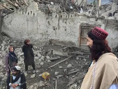 Warga Afghanistan melihat kehancuran yang disebabkan oleh gempa bumi di Provinsi Paktika, Afghanistan, 22 Juni 2022. Gempa kuat melanda wilayah pegunungan berbatu di Afghanistan timur pada 22 Juni 2022 pagi. (Bakhtar News Agency via AP)
