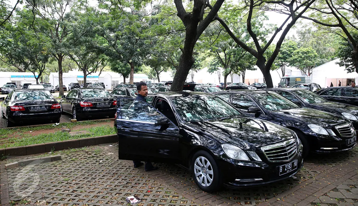 Seorang sopir memeriksa mobil mewah yang terparkir di Parkir Timur (Parkit) Senayan, Jakarta Pusat, Rabu (3/1). Mobil-mobil mewah ini menjadi kendaraan yang akan dipakai romobongan kedatangan Raja Salman di Indonesia. (Liputan6.com/Johan Tallo)