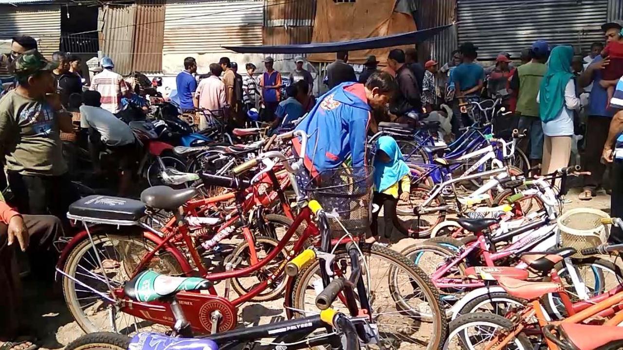 Pembeli memilih dan mencari sepeda bekas di Pasar Cilongok, Banyumas. (Foto: Liputan6.com/Muhamad Ridlo)