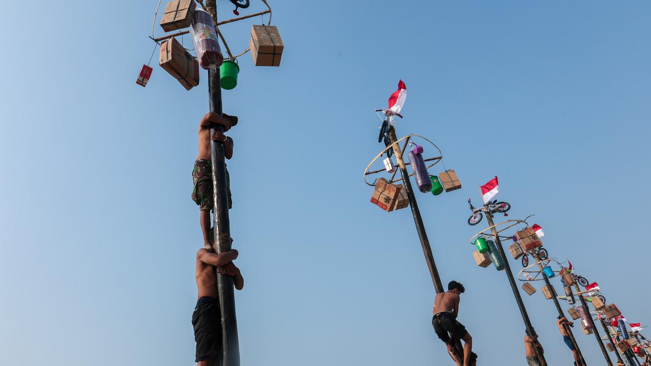 Panjat Pinang Meriahkan HUT ke-81 RI di Ancol