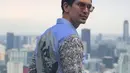 Sebagai selebriti, gaya penampilan Dimas Back selalu jadi sorotan netizen. Termasuk saat ia bergaya memakai kacamata seperti ini. Aktor sekaligus model itu disebut makin menawan saat memakai kacamata. (Liputan6.com/IG/@dimasbeck)