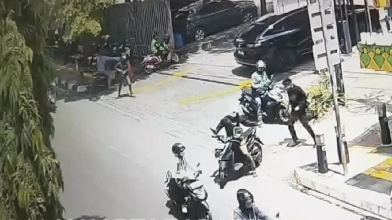 viral pencuri sepeda motor acungkan senpi