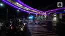 Kendaraan melintas dekat halte CSW yang berhiaskan lampu warna-warni di Kawasan Kebayoran Baru, Jakarta, Kamis (5/8/2021). Proyek pembangunan skybridge untuk integrasi Halte Transjakarta CSW dengan Stasiun MRT ASEAN itu mengusung konsep desain Cakra Selaras Wahana. (Liputan6.com/Johan Tallo)