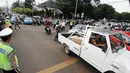 Polisi terlihat mengurai kemacetan yang terjadi akibat adanya bakal capres-cawapres yang mendaftarkan diri di gedung KPU. Jakarta, Selasa (20/5/2014) (Liputan6.com/Faizal Fanani)