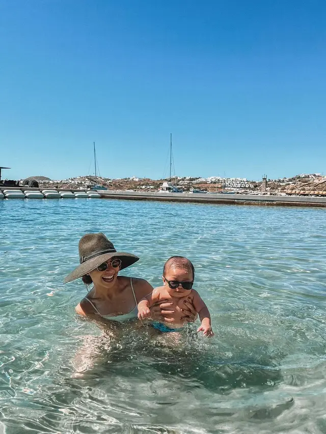 Pemilik nama lengkap Nikita Purnama Willy ini pun mengajak Issa untuk berenang ke tengah. Tak terlihat wajah takut pada Issa. (Foto: Instagram/@indpriw)