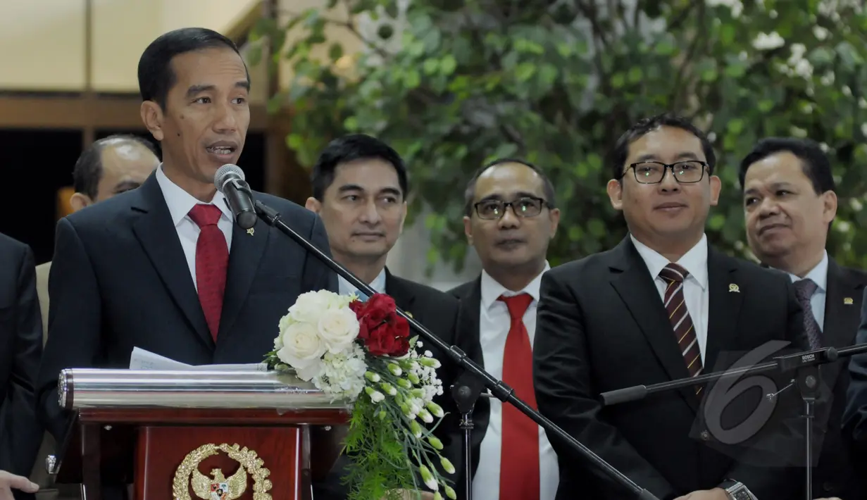 Presiden Joko Widodo (kiri) memberikan keterangan pers usai melakukan rapat konsultasi di Gedung Nusantara IV,Jakarta, Senin (6/4/2015). Rapat konsultasi membahas APBN-P dan rencana pelantikan Kapolri. (Liputan6.com/Andrian M Tunay)