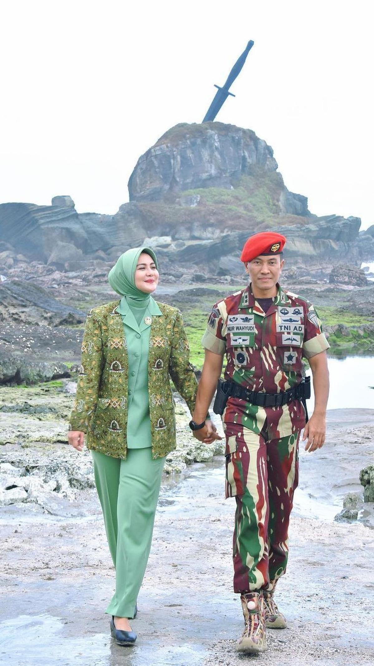 Tak hanya itu, Ully mulai meninggalkan dunia hiburan usai menikah dengan Nur Wahyudi. Ia kini fokus mendampingi sang suami.