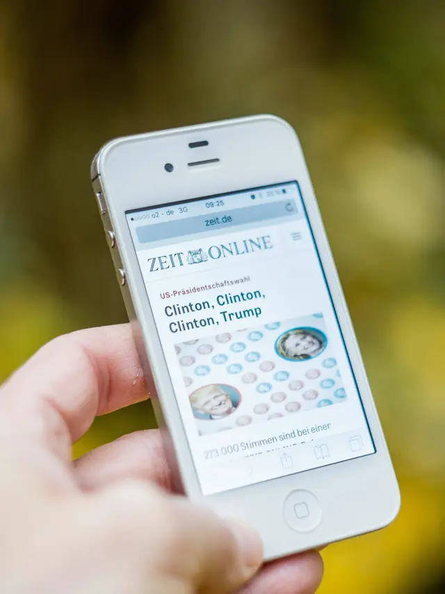 Ilustrasi berita online di smartphone.