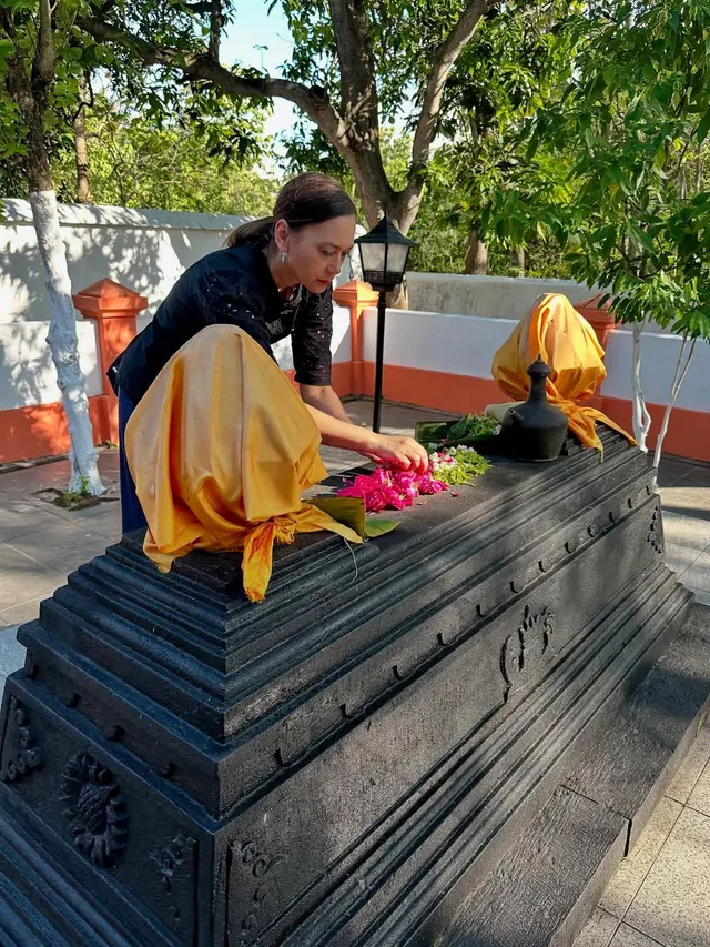 6 Potret Ira Wibowo Jalan-Jalan Madiun, Ziarah Leluhur hingga Cicipi Pecel Legendaris