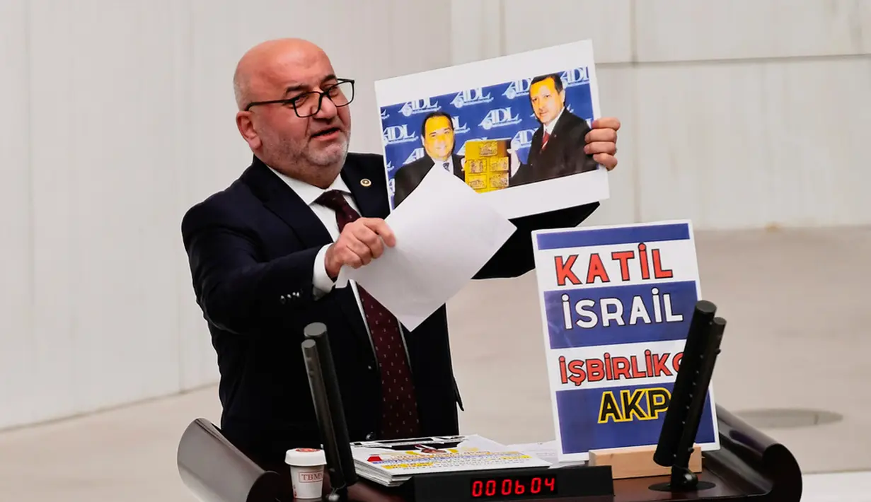 Menteri Kesehatan Turki Fahrettin Koca menjelaskan, politikus Partai Felicity itu meninggal di Rumah Sakit Ankara. Bitmez merupakan lulusan Universitas Al Azhar Kairo yang pernah mengetuai Pusat Persatuan Riset Penelitian Islam. Dia juga pernah bekerja untuk LSM Islam. (Selahattin Sonmez/Dia Images via AP)