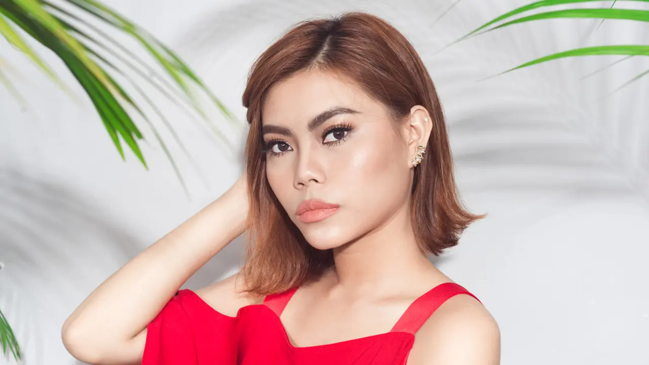 serius ketus dingin jutek cantik dewasa mandiri