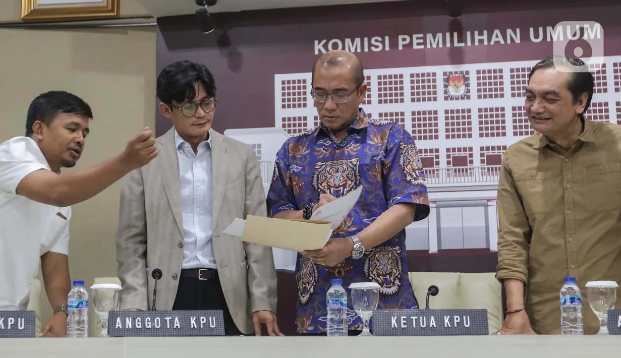 Ketua Komisi Pemilihan Umum (KPU) Hasyim Asy'ari (ketiga kiri) mengecek kesiapan tema debat Capres/Cawapres Pemilu 2024 di Gedung KPU, Jakarta, Senin (11/12/2023). (Liputan6.com/Angga Yuniar)