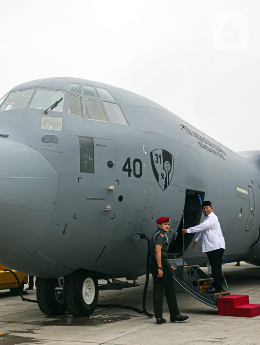 Setelah peresmian pesawat tersebut, Prabowo bersama KSAU dan beberapa awak media melakukan joyflight selama 45 menit. (Liputan6.com/Faizal Fanani)