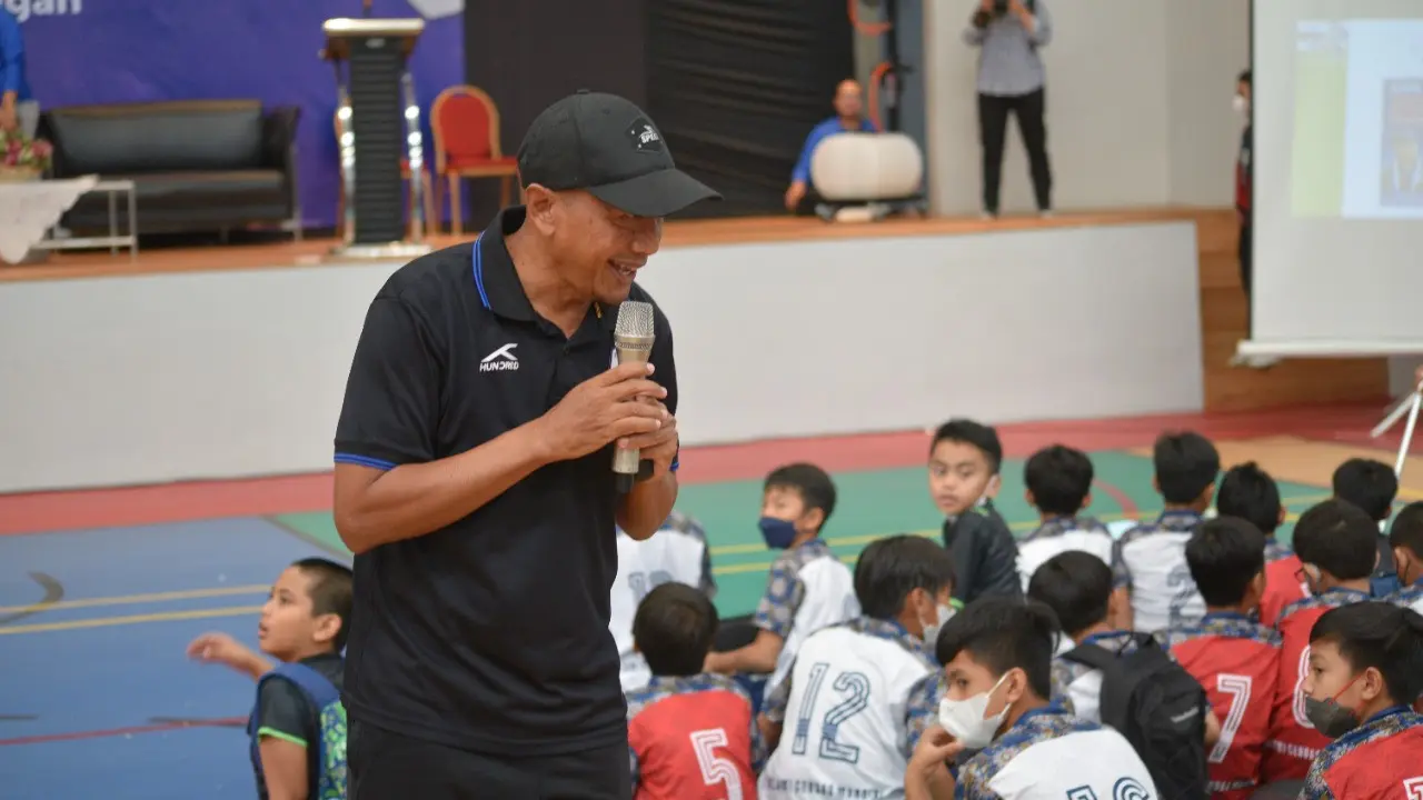 Pelatih Rans Nusantara FC Rahmad Darmawan memberikan pelatihan kepada anak sekolah