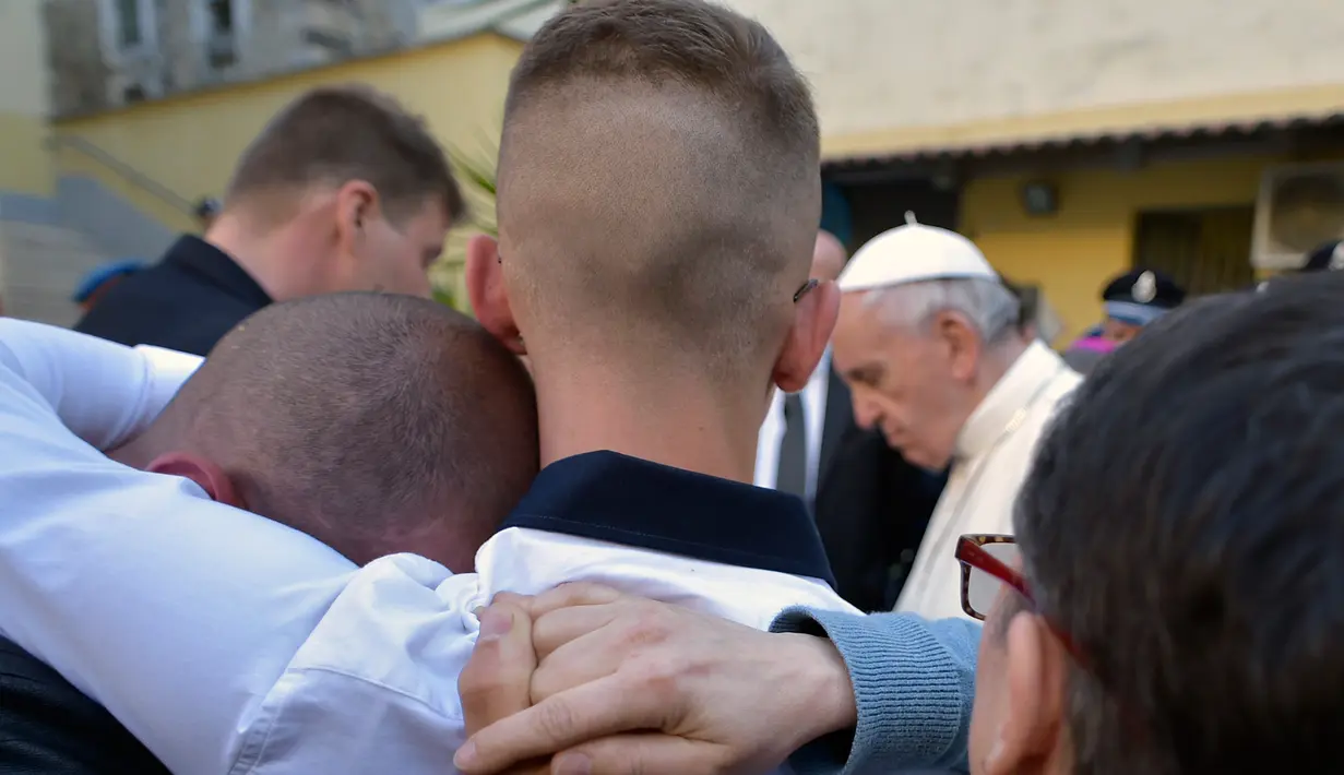 Paus Fransiskus diantara narapidana di penjara Paliano selama perayaan Kamis Putih, Italia (13/4). Paus Fransiskus mengatakan, ia berhasrat menjadi sosok yang sangat membutuhkan masyarakat.  (HO/OSSERVATORE ROMANO/AFP)