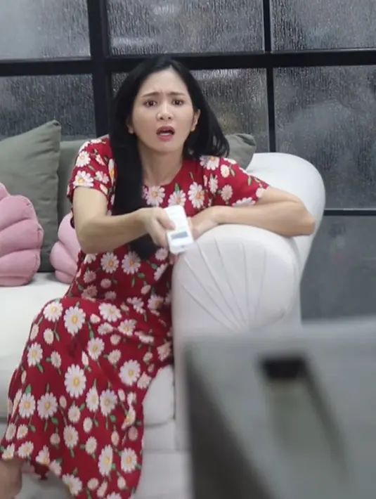 <p>Dengan daster merah, Bunga Zainal tenagh menonton televisi yang terganggu [Instagram/bungazainal05]</p>