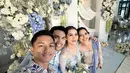 Dengan dominasi kebaya biru, Sarah juga maksimalkan gaya kebayanya dnegan aksi selendang. [Foto: Instagram/ Sarah Menzel]