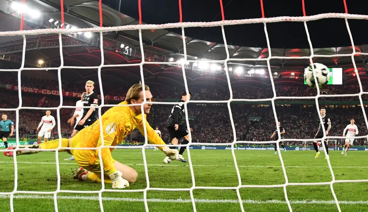 Gol tersebut menjadi kemenangan comeback bagi VfB Stuttgart karena mereka sebelumnya tertinggal gol terlebih dahulu pada menit ke-28 sebelum disamakan menjadi 1-1 oleh Deniz Udav di babak kedua. (AP Photo/DPA/Tom Weller)