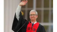 CEO Apple Tim Cook saat berpidato di depan ribuan lulusan kampus MIT (Sumber: Reuters)