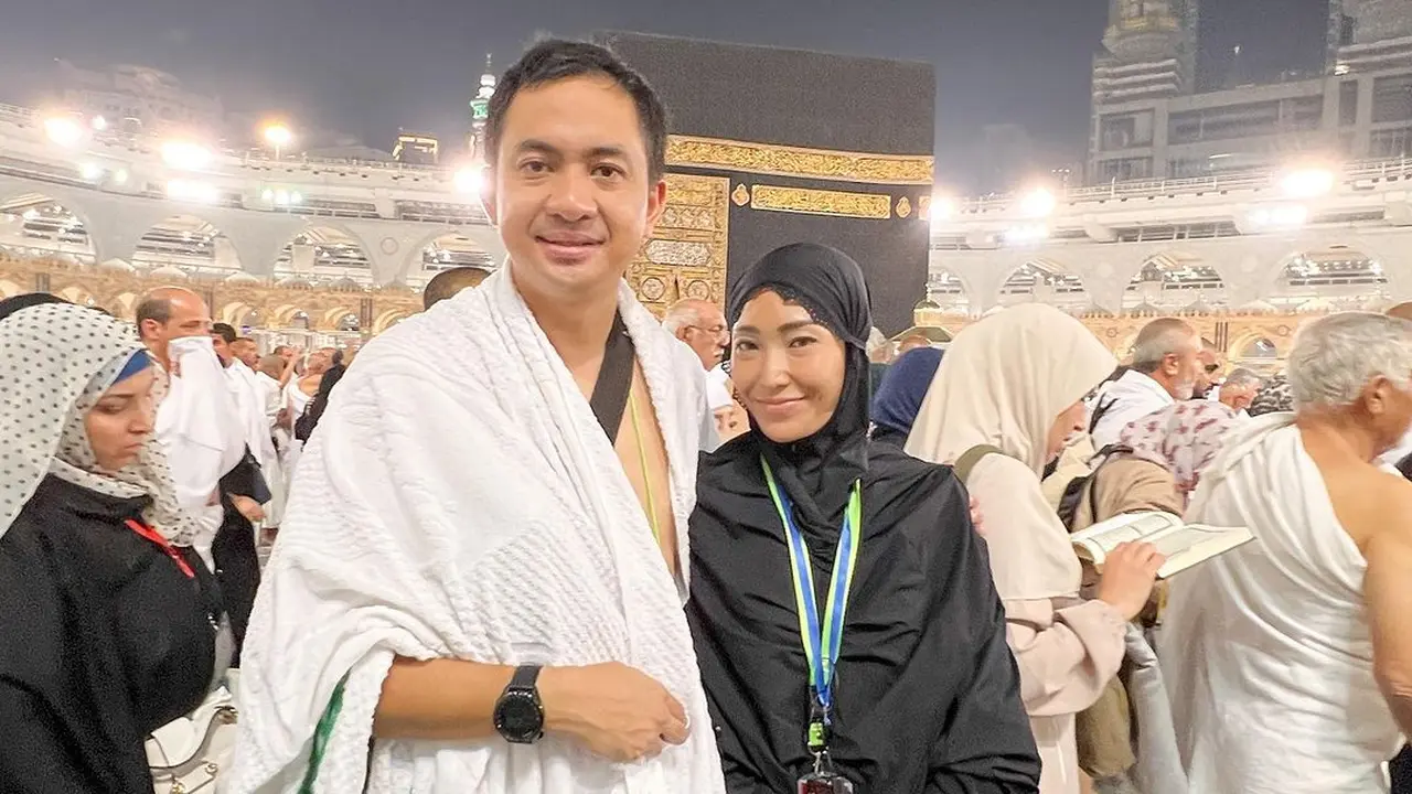 [Fimela] Ayu Dewi dan Regi Datau umrah