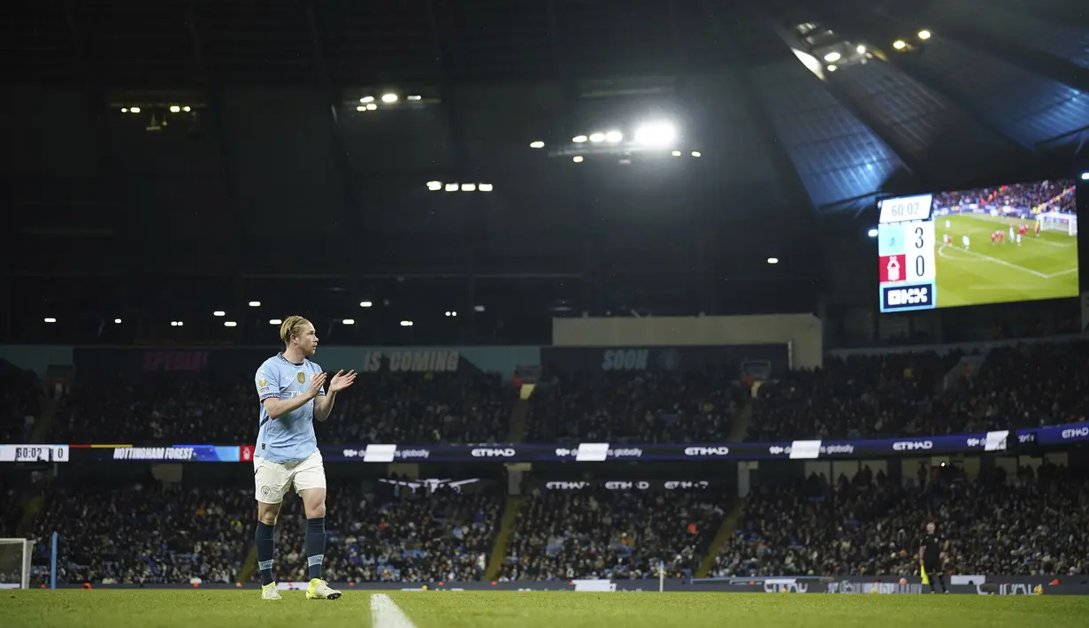 <p>Pemain Manchester City, Kevin de Bruyne merayakan gol yang dicetak oleh Jeremy Doku ke gawang Nottingham Forest pada laga lanjutan Liga Inggris 2024/2025 di Etihad Stadium, Manchester, Inggris, Kamis (05/12/2024). (AP Photo/Martin Rickett)</p>