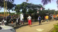 Bus DAMRI terguling di kawasan Cengkareng, Jakarta Barat (TMC Polda Metro Jaya)