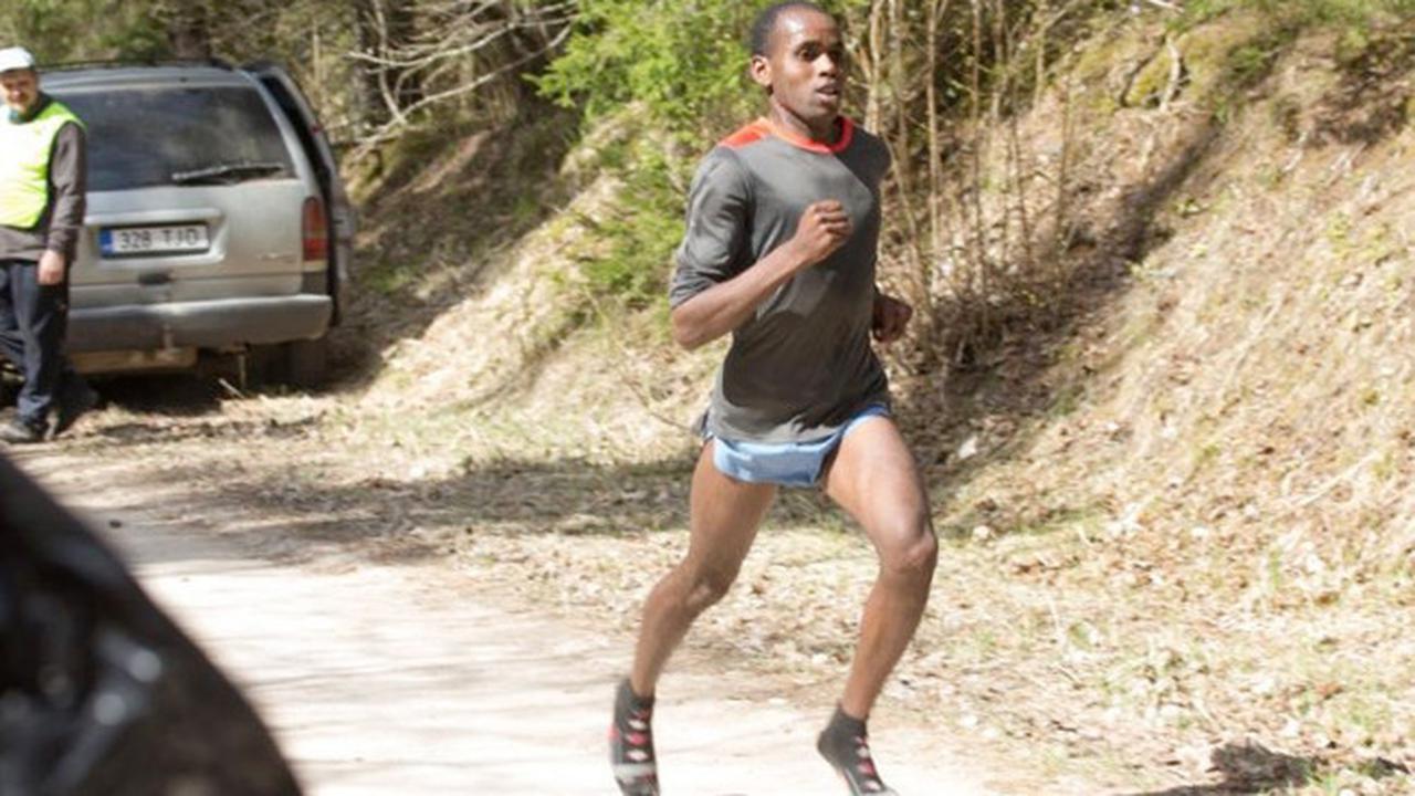 Hanya Pakai Kaus Kaki, Pria Ini Juarai Lari Maraton 