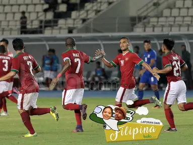 Pemain Indonesia merayakan gol yang dicetak Boaz Solossa ke gawang Thailand pada laga Piala AFF 2016 di Philippine Sports Stadium, Filipina, Sabtu (19/11/2016). Indonesia kalah 2-4 dari Thailand. (Bola.com/Nicklas Hanoatubun)