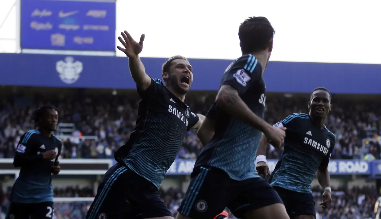 Branislav Ivanovic selebrasi melemparkan Sebuah syal setelahnya Cesc Fabregas, kanan, mencetak gol saat QPR vs Chelsea di Loftus Road stadion, London, Minggu 12 April , 2015. (AP Photo / Matt Dunham)
