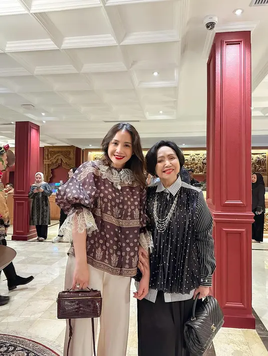 Melengkapi penampilannya, Nagita membawa tas Loro Piana L19 Alligator berwarna burgundy yang eksklusif. Tas premium ini dikenal sebagai salah satu koleksi mewah dengan harga mencapai Rp200 juta. Dibuat dari material kulit alligator berkualitas tinggi, tas ini memancarkan kemewahan tanpa berlebihan, sejalan dengan estetika gaya Nagita yang elegan. [@raffinagita1717].