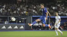 Pemain Italia, Davide Frattesi, mencetak gol apik ke gawang Bosnia-Herzegovina dalam laga uji coba internasional terakhir jelang Euro 2024 di Stadio Carlo Castellani, Senin (10/6/2024). (Massimo Paolone/LaPresse via AP)