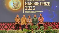 Guru Besar Bidang Filologi pada Fakultas Adab dan Humaniora, Universitas Islam Negeri (UIN) Syarif Hidayatullah Jakarta Oman Fathurahman meraih Habibie Prize 2023. (Foto: istimewa)