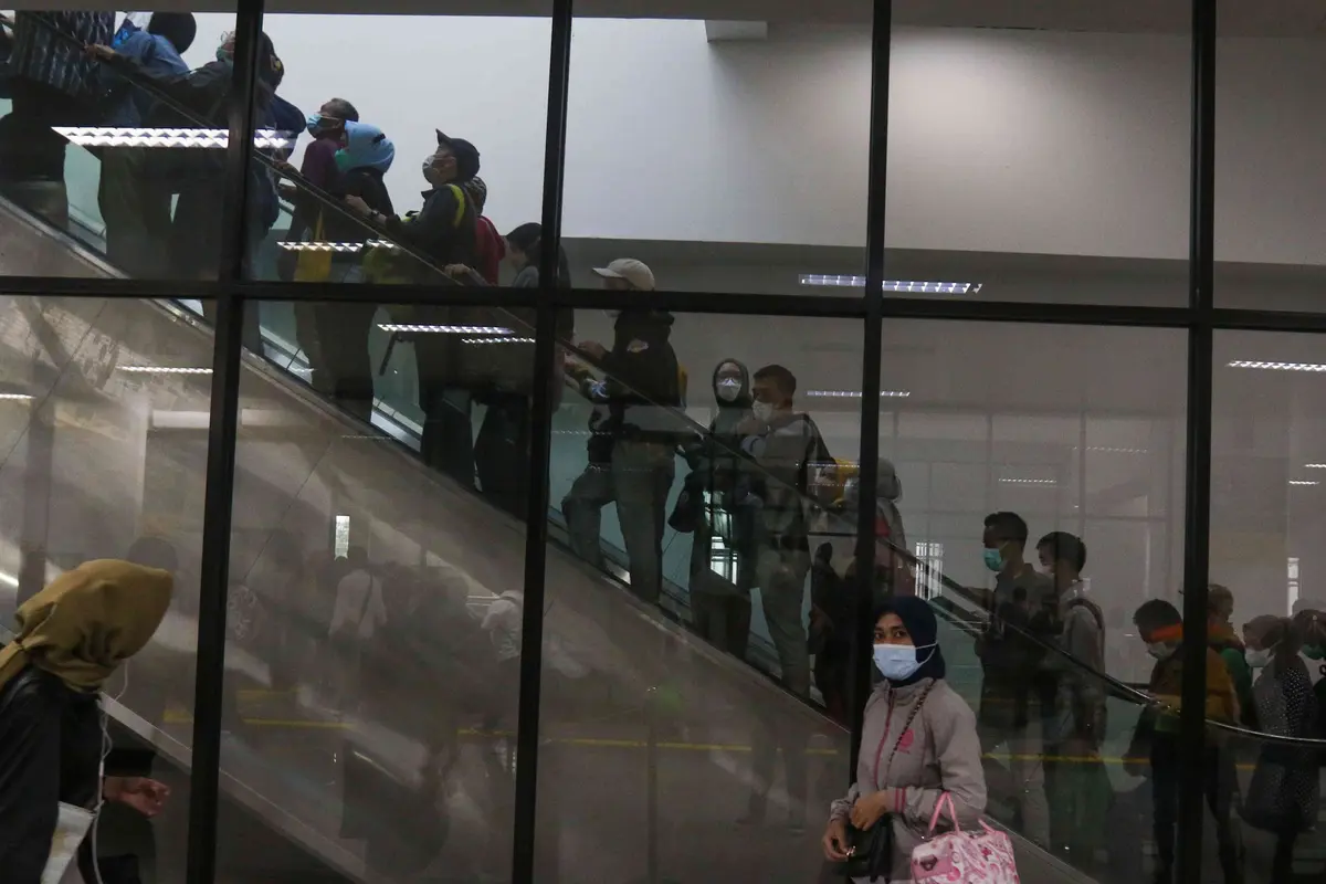 Kepadatan Penumpang KRL Commuter Line di Stasiun Manggarai Pada Sore Hari