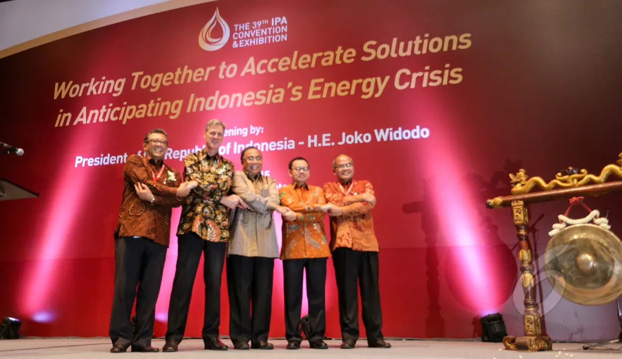 Menko Kemaritiman (tengah) dan Menteri ESDM (kedua kanan) berpegangan tangan usai meresmikan pembukaan The Indonesian Petroleum Association Convention and Exhibition (IPA Convex) ke-39 di JCC Senayan, Rabu (20/5). (Liputan6.com/Faizal Fanani)