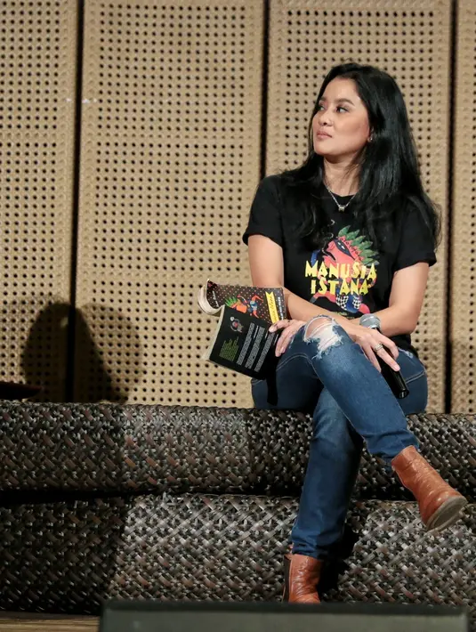 "Ini mengisi kerinduan jiwa, kerinduan batin. Ini mas Radhar dan Oliv, adik saya yang meminta, nggak mungkin saya menolaknya. Ini sangat bagus, ketika semua itu disampaikan lewat kesenian," papar Marcella Zalianty. (Adrian Putra/Bintang.com)